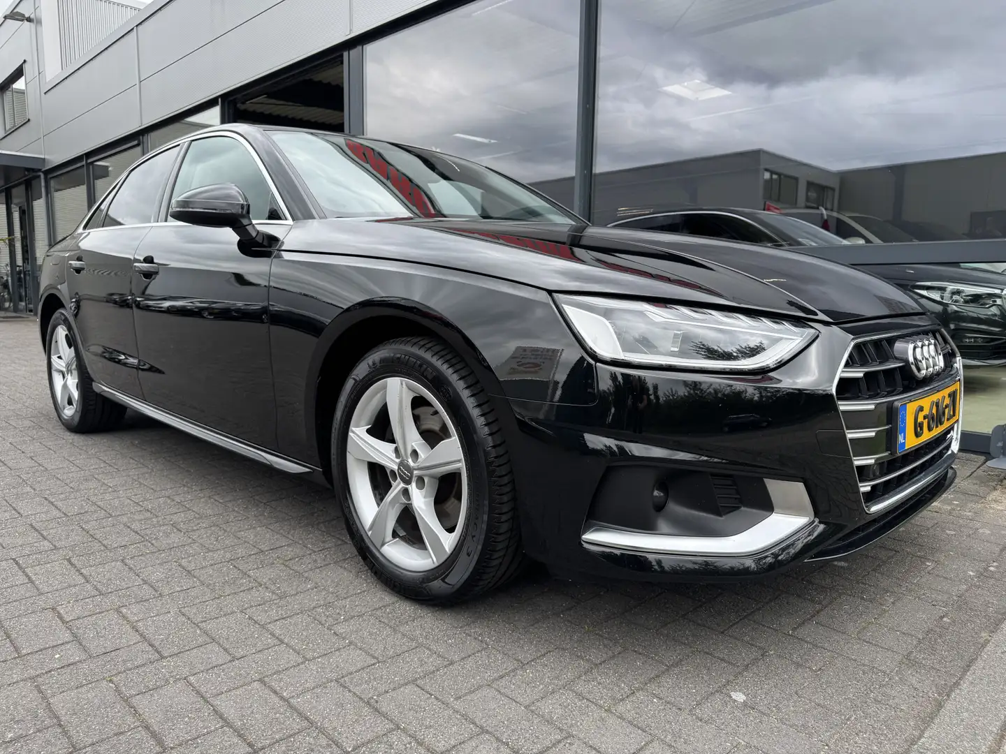 Audi A4 Limousine 35 TFSI Launch edition Business Zwart - 2