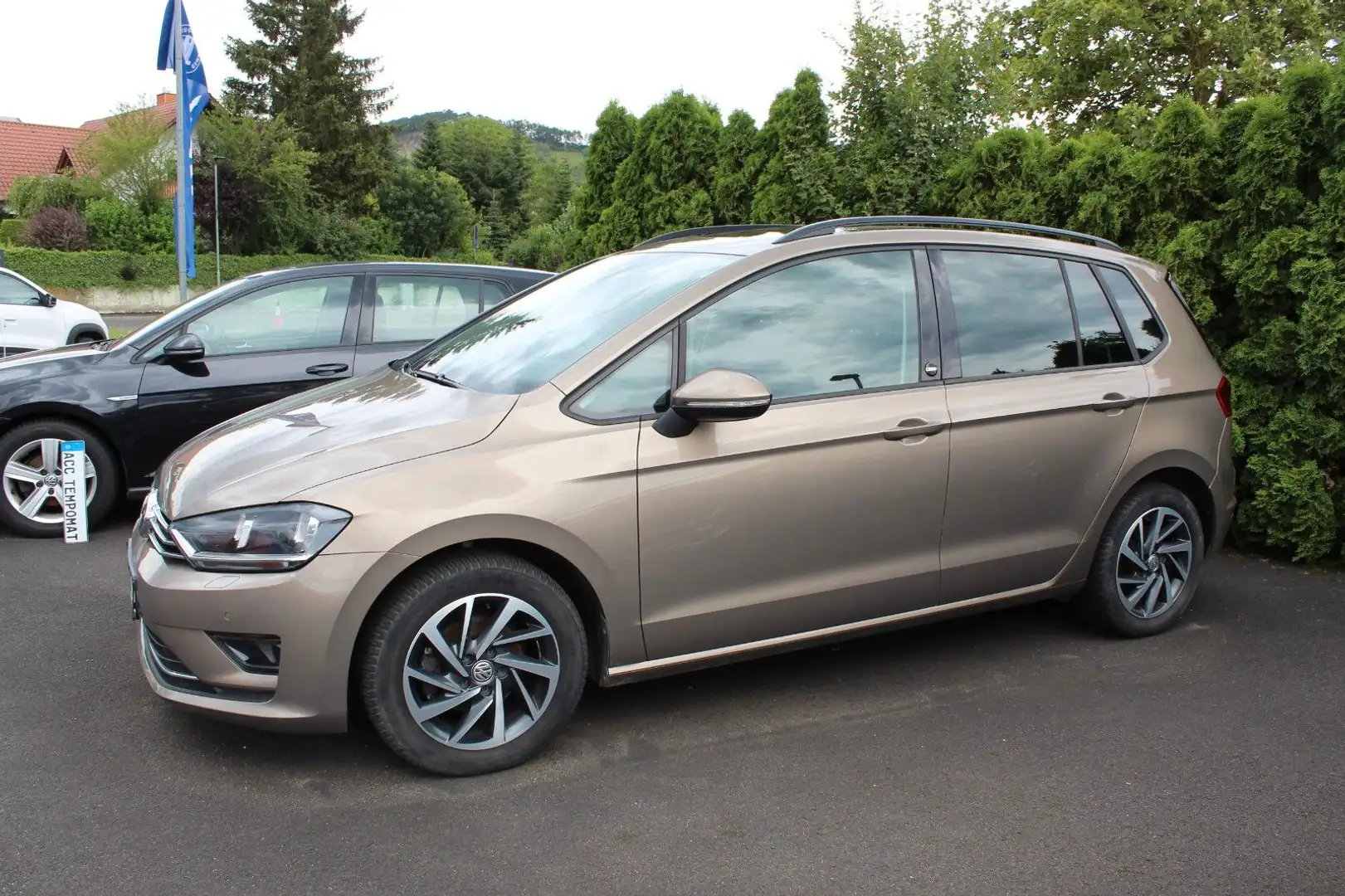 Volkswagen Golf Sportsvan Panoramadach AHK Gold - 2
