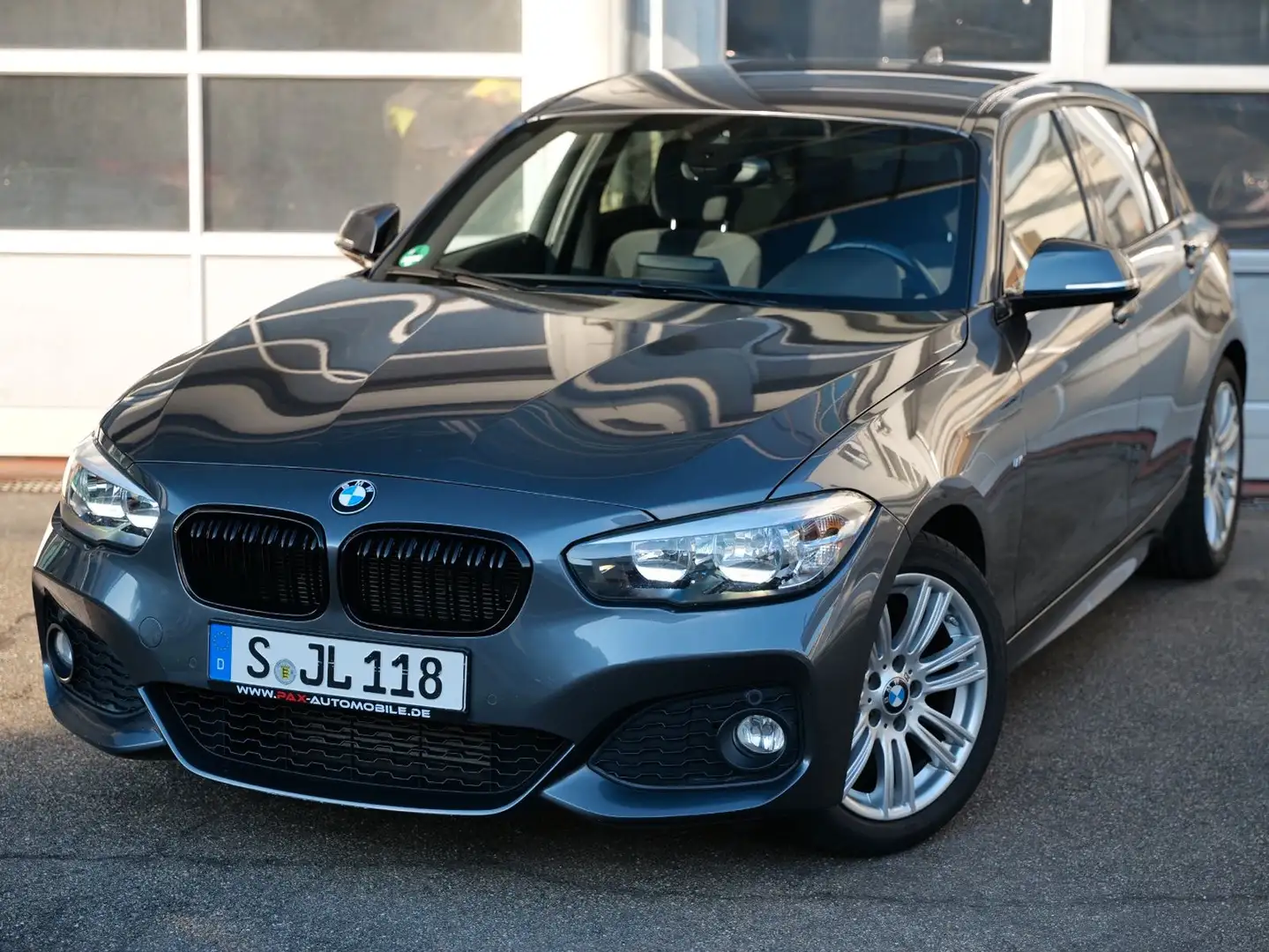 BMW 118 d AUT M SPORT+PAKET+NAVI+KEYLESS+SHZ+PDC Grijs - 1