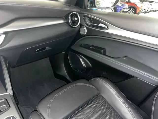 Alfa Romeo Stelvio view 9