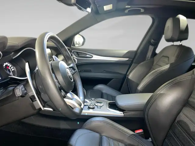 Alfa Romeo Stelvio view 4