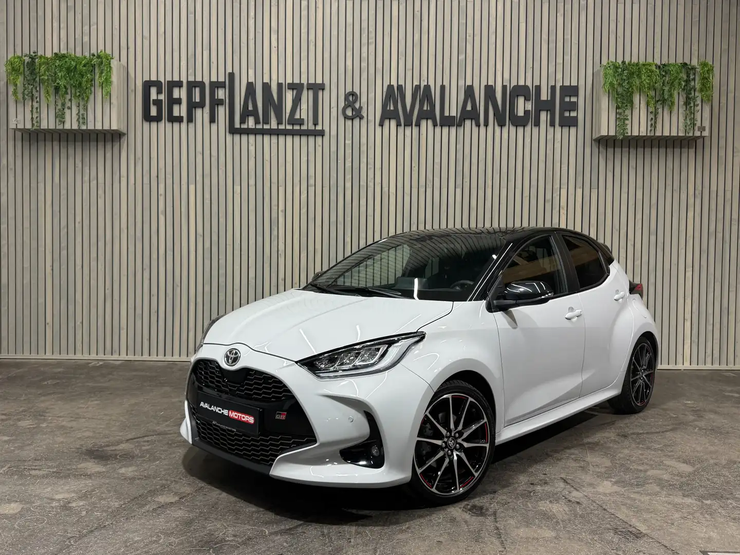 Toyota Yaris 1,5 VVT-i Hyb GR Sport JBL 18'' Multidrive LED HUD Grau - 1