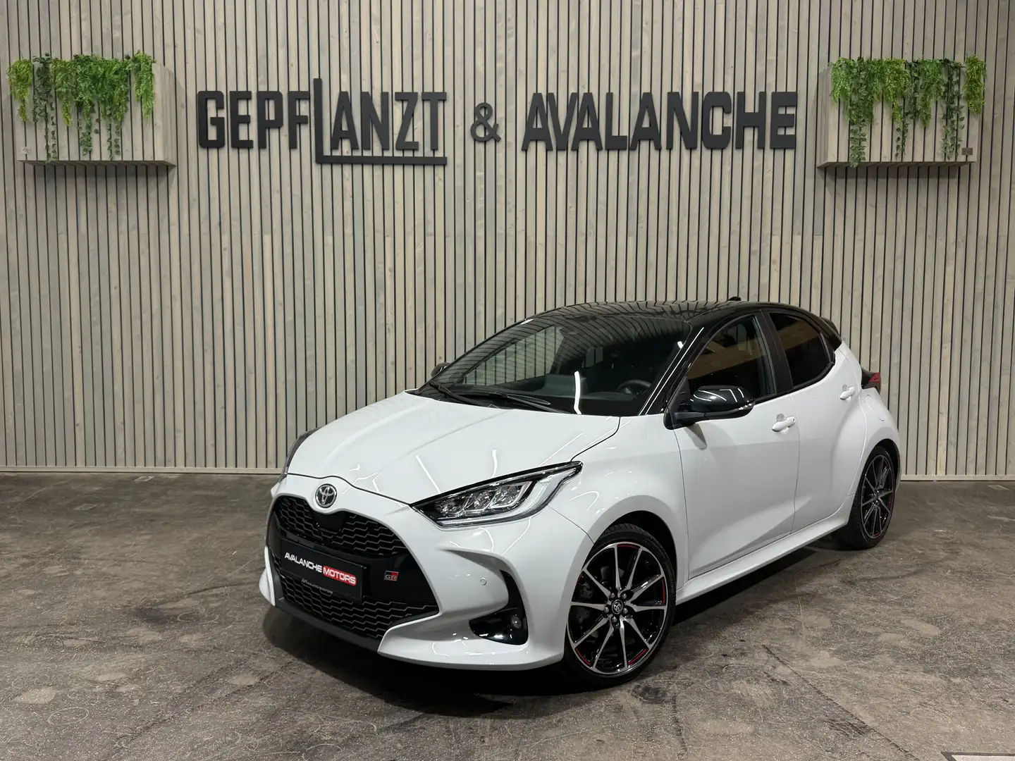 Toyota Yaris 1,5 VVT-i Hyb GR Sport JBL 18'' Multidrive LED HUD Grau - 2