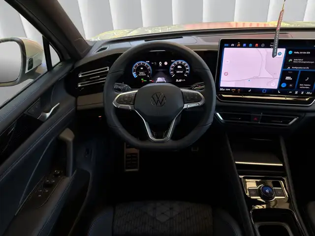 Volkswagen Tiguan view 12
