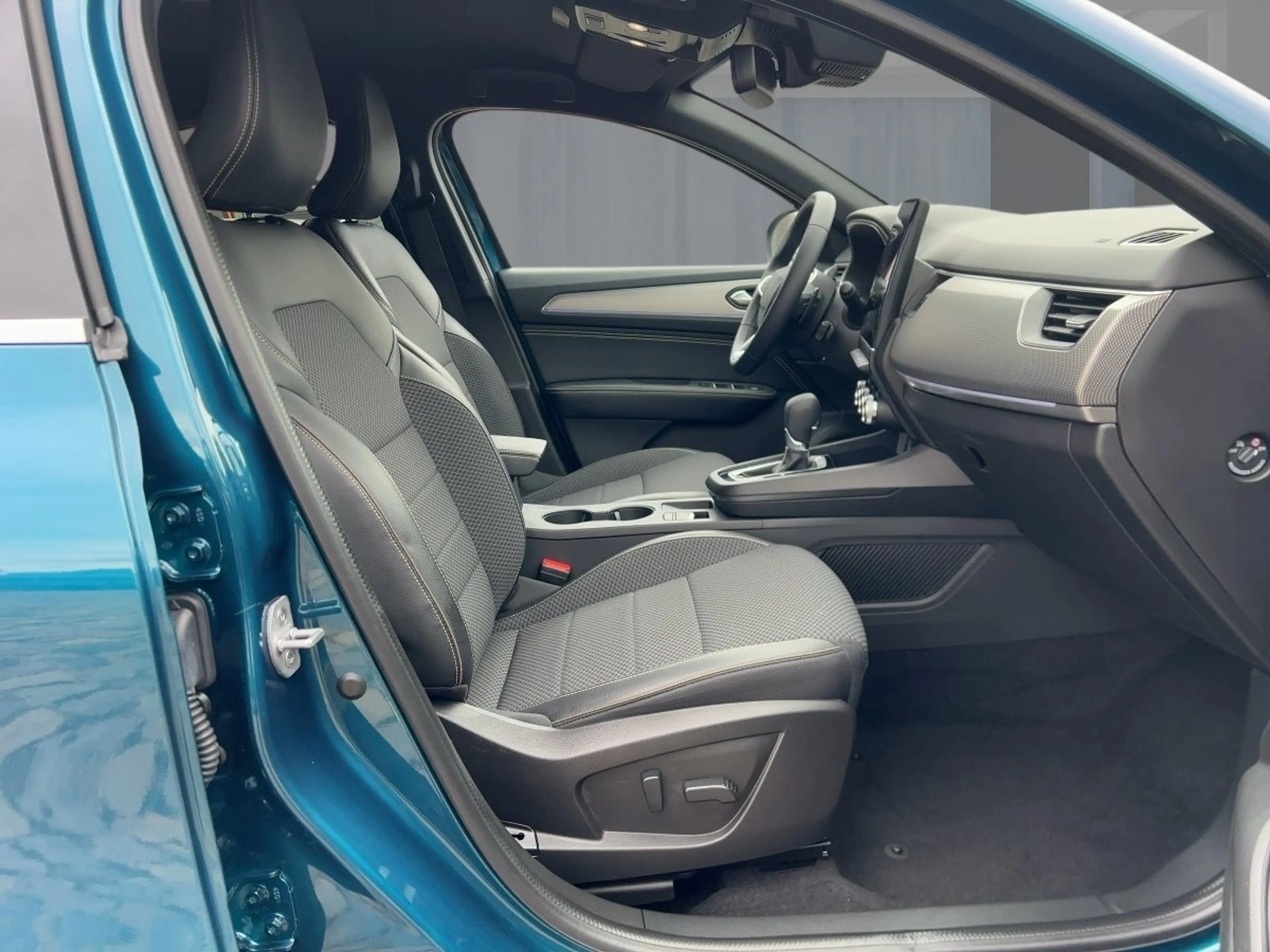 Renault Arkana TECHNO Mild Hybrid 140 EDC Apple CarPlay BT — photo 8