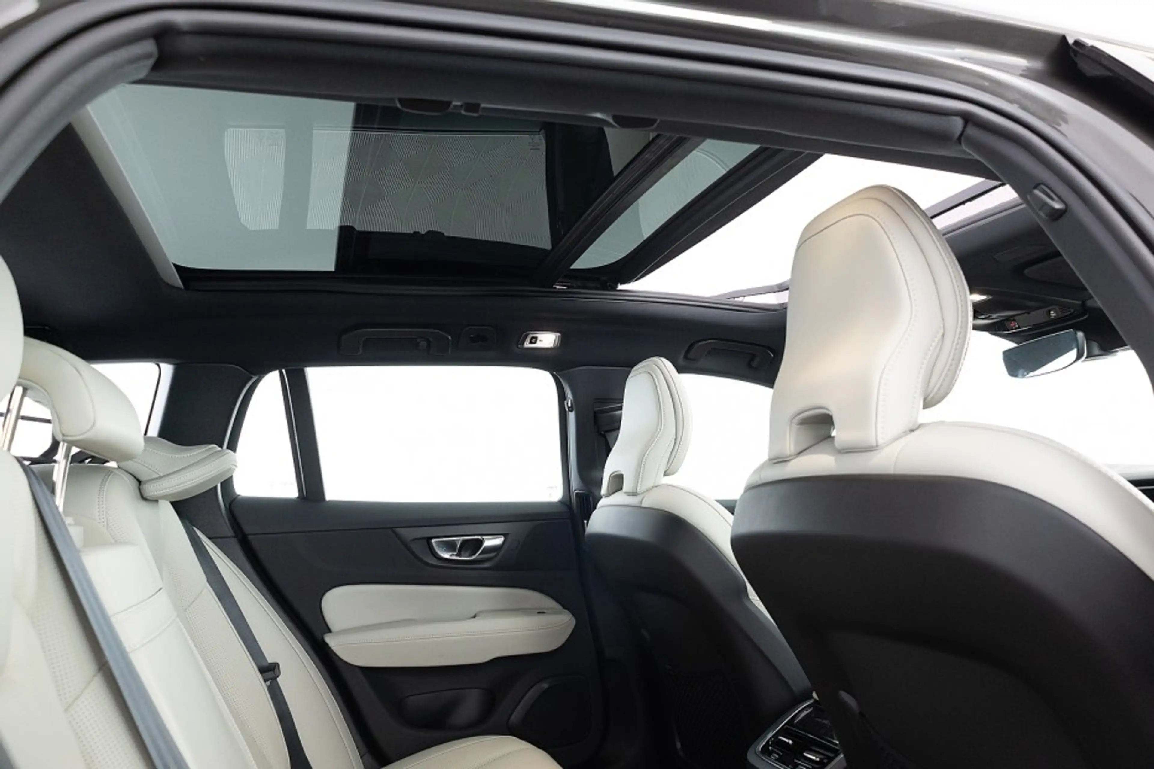 Volvo V60 Cross Country 2.0 B5 AWD Ultimate | PANORAMADAK | LEDER . — photo 10
