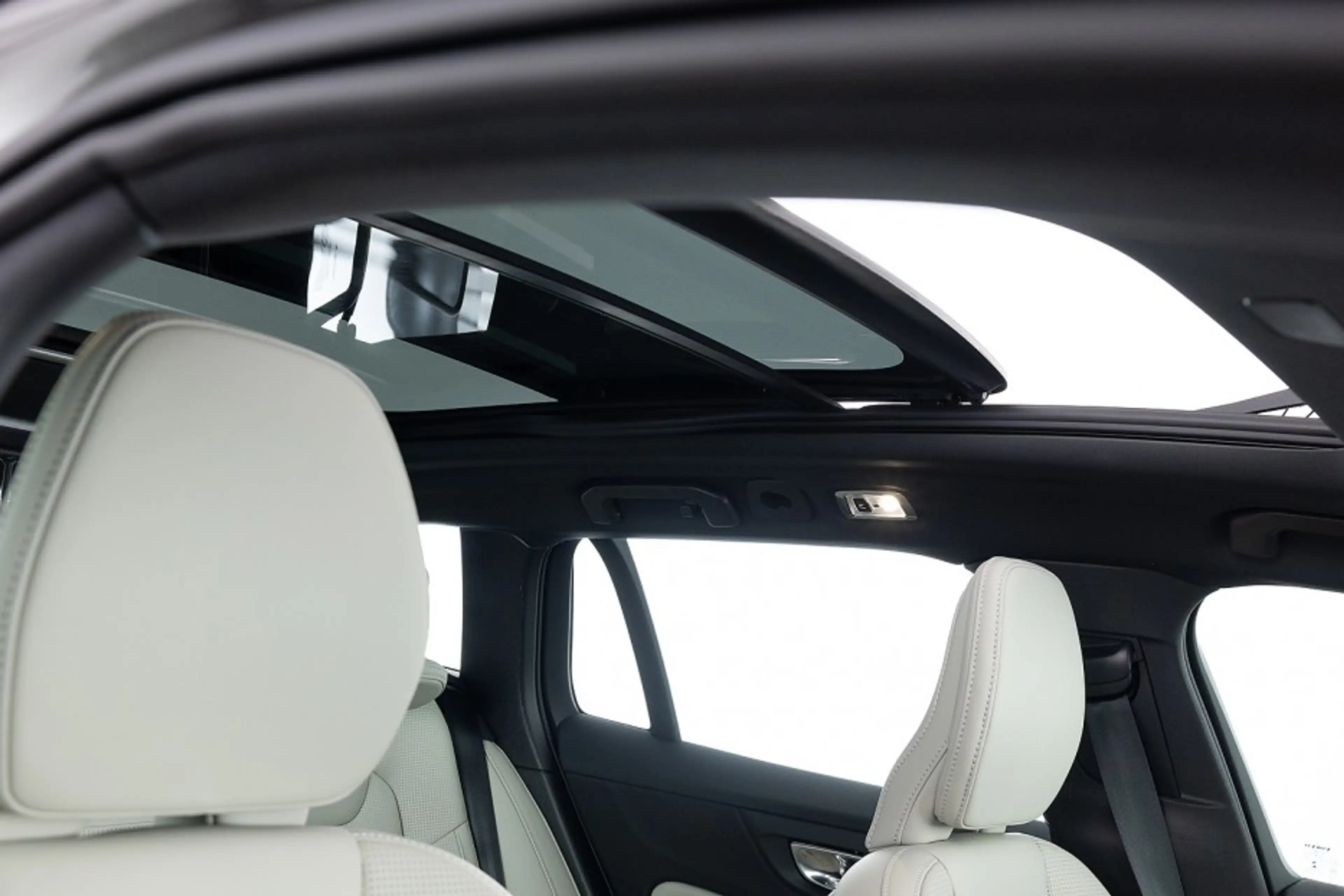 Volvo V60 Cross Country 2.0 B5 AWD Ultimate | PANORAMADAK | LEDER . — photo 7
