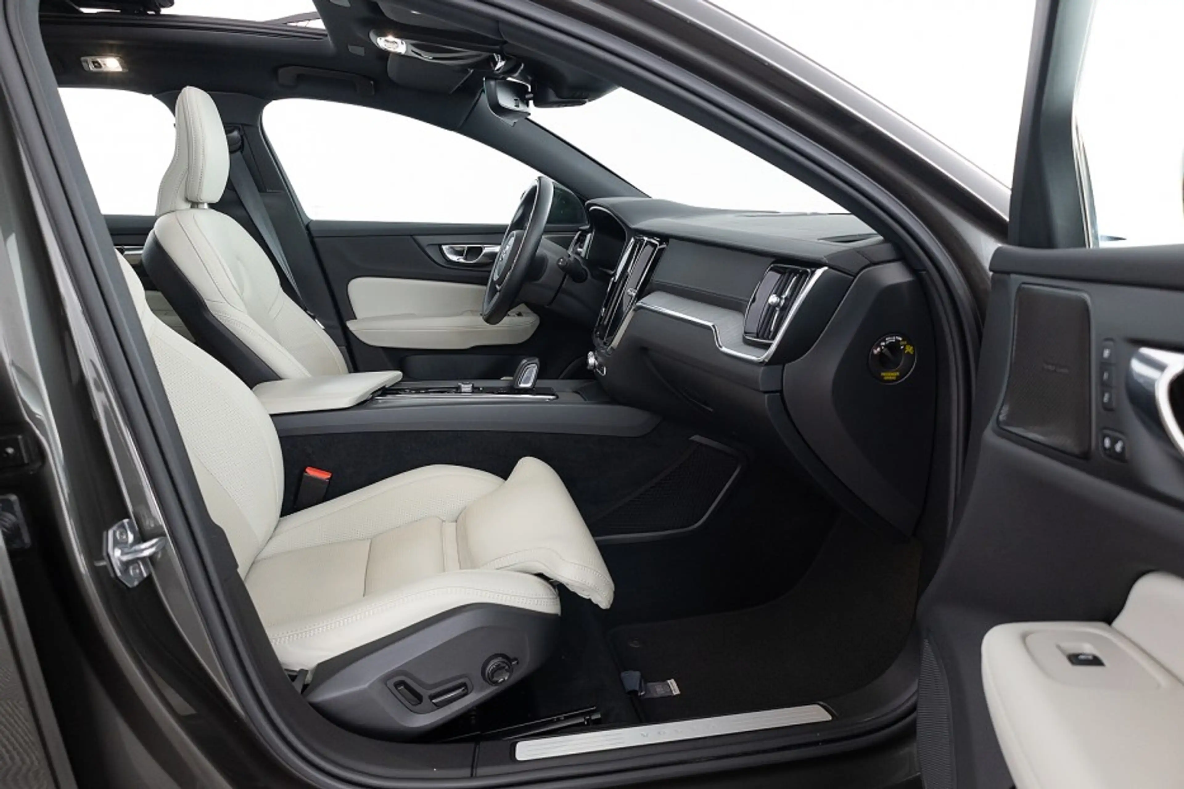 Volvo V60 Cross Country 2.0 B5 AWD Ultimate | PANORAMADAK | LEDER . — photo 8
