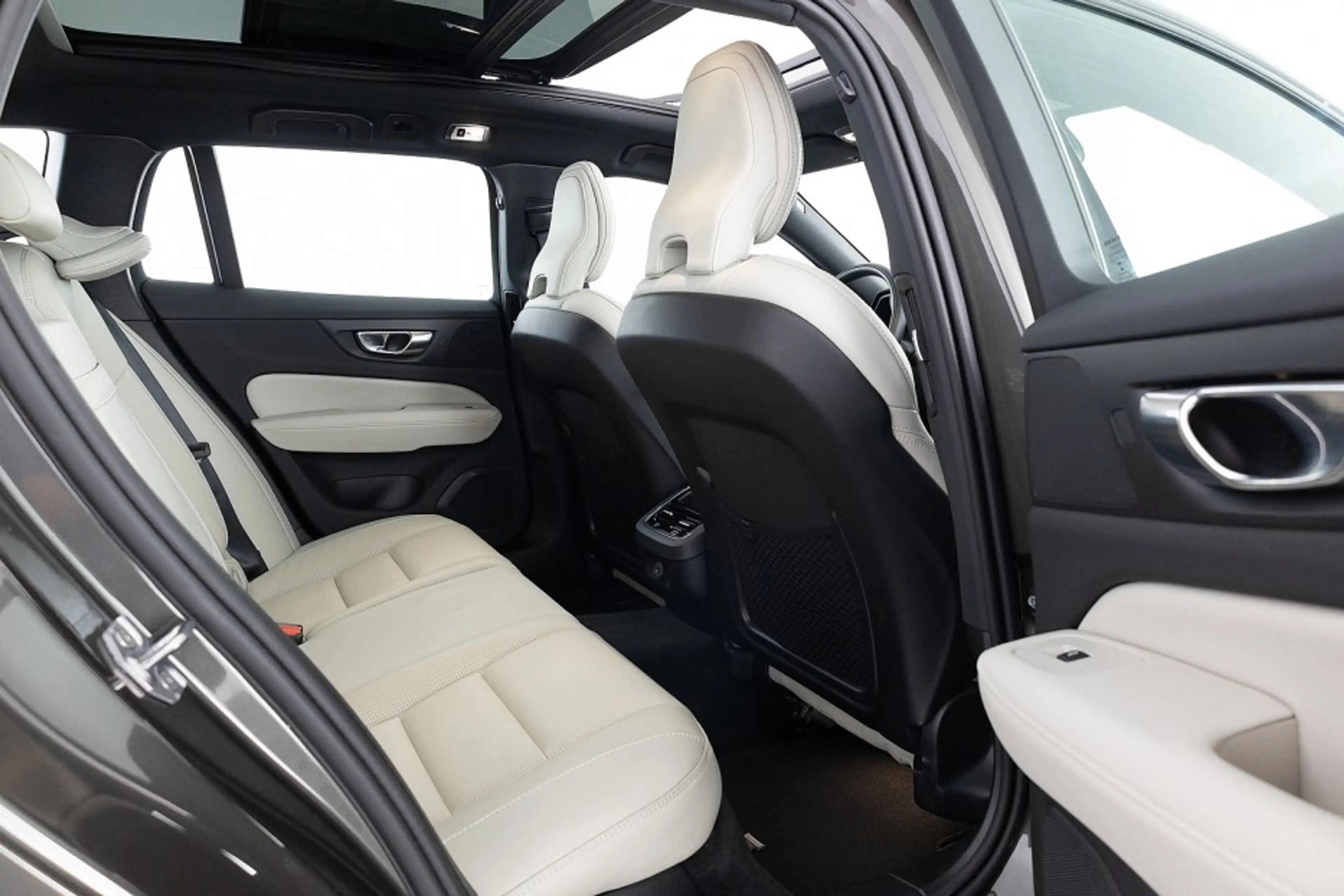 Volvo V60 Cross Country 2.0 B5 AWD Ultimate | PANORAMADAK | LEDER . — photo 9