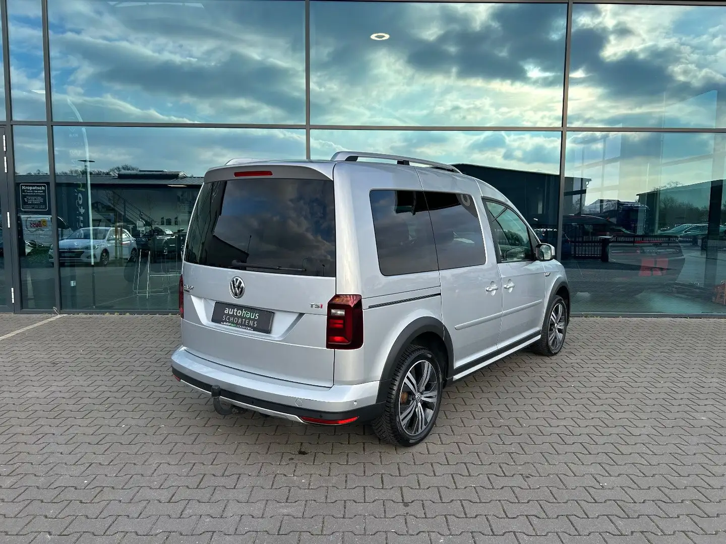 Volkswagen Caddy Alltrack 1.4TSI DSG AHK Standhzng. SHZ 17" Plateado - 2