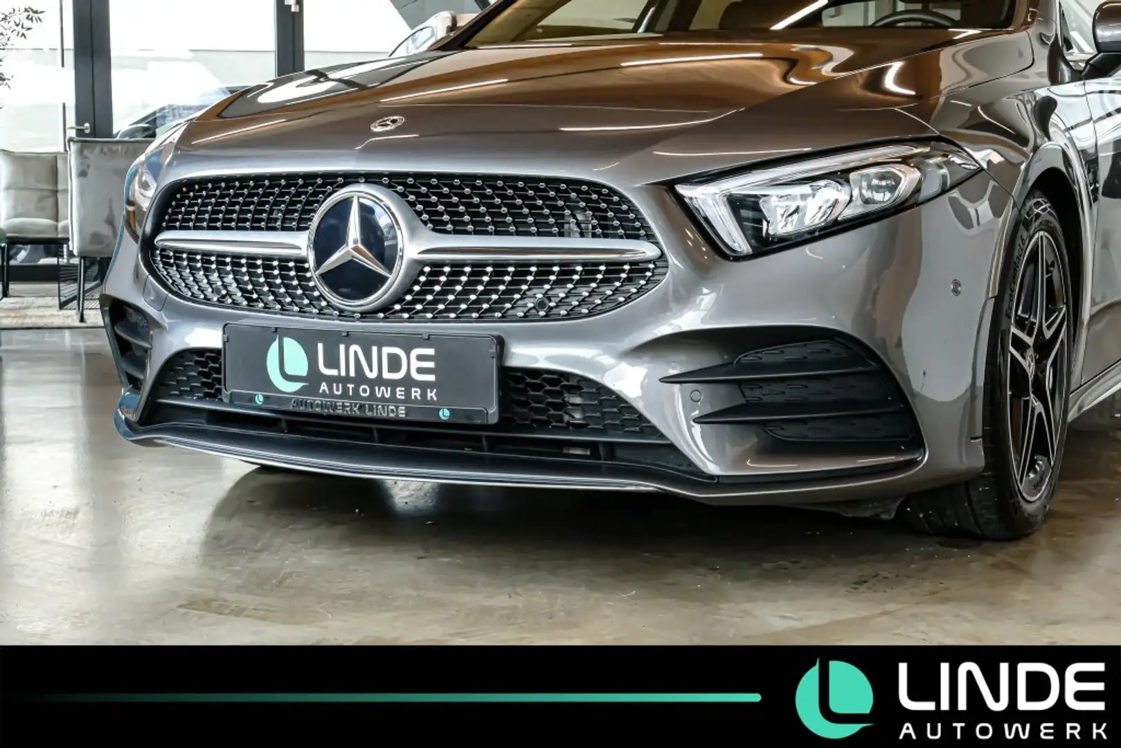 Mercedes-Benz A 180 AMG-Line Limo.|NAVI|LEDER|PANO.|R.KAMERA Šedá - 2