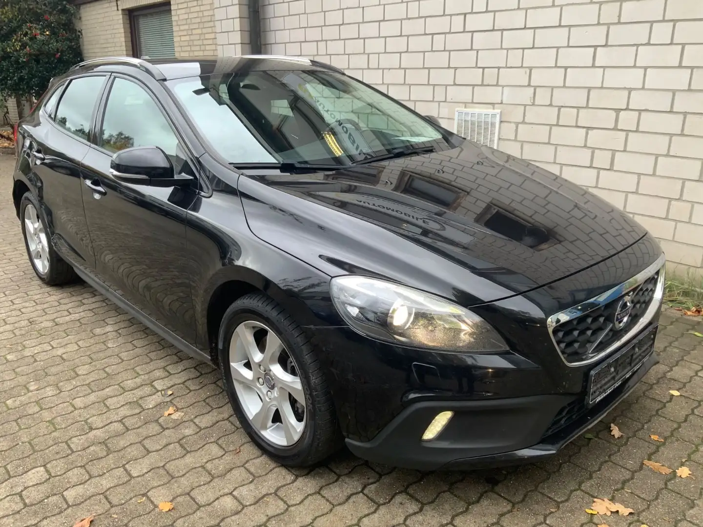 Volvo V40 Cross Country You! Schwarz - 1