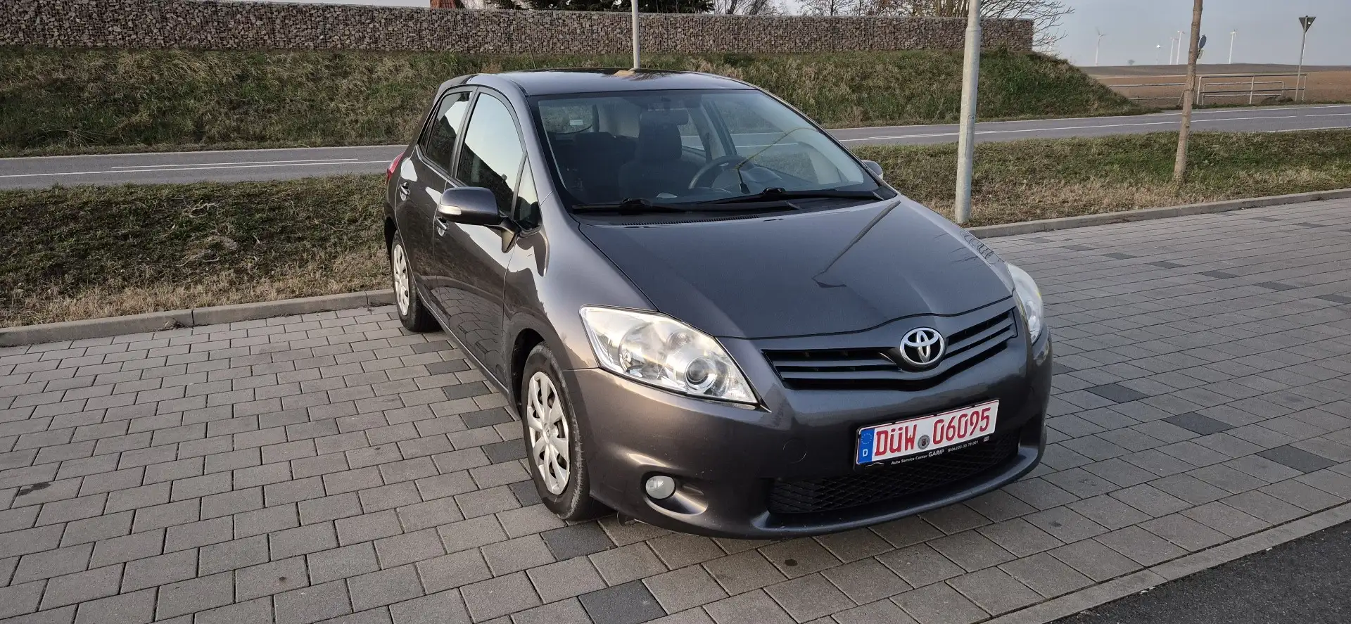 Toyota Auris 1.4 D-4D Life Fest Preis Grau - 2