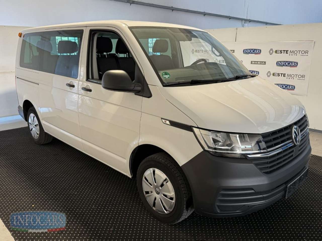 Volkswagen T6.1 Caravelle Kombi 2.0 TDI 110CV 9 posti