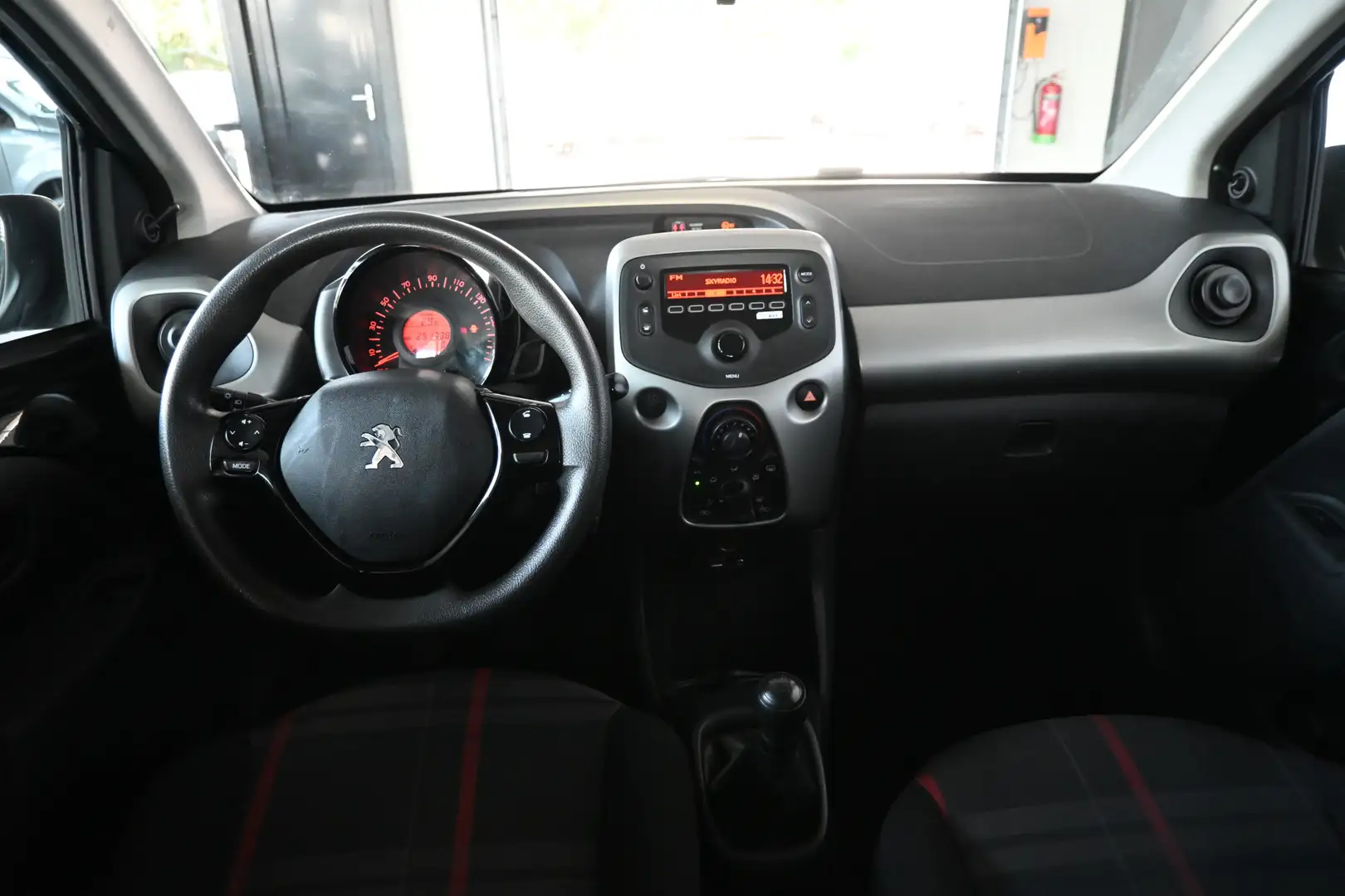 Peugeot 108 1.0 e-VTi Active Airco 5-DRS Elektrisch Pakket LED Černá - 2