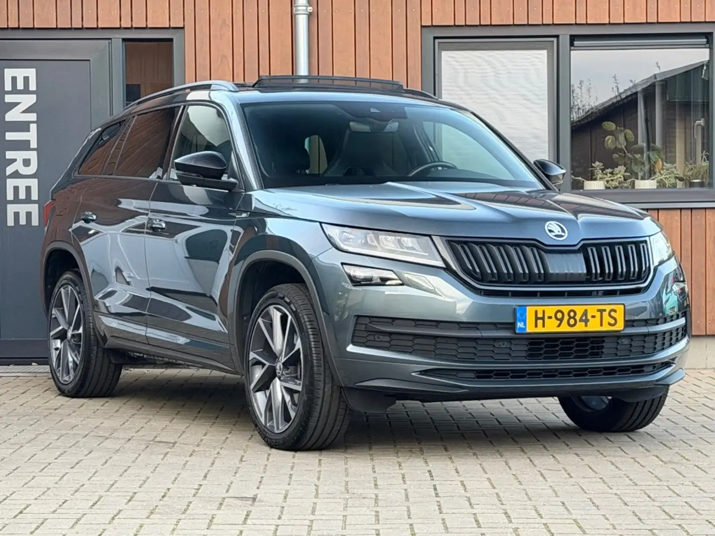 Skoda Kodiaq 2.0 TSI 4X4 Sportline Pano Acc Stoelverw. Trekhaak Gris - 2