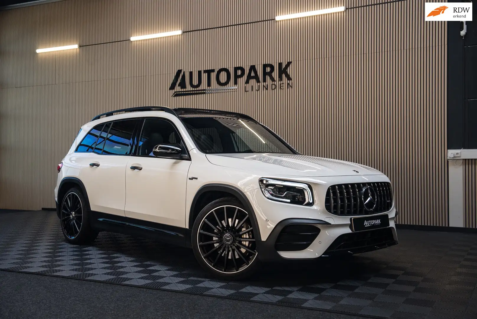 Mercedes-Benz GLB 35 AMG 4MATIC Premium Plus PANO/BURMESTER/MEMORY/KEYLESS/ Wit - 1