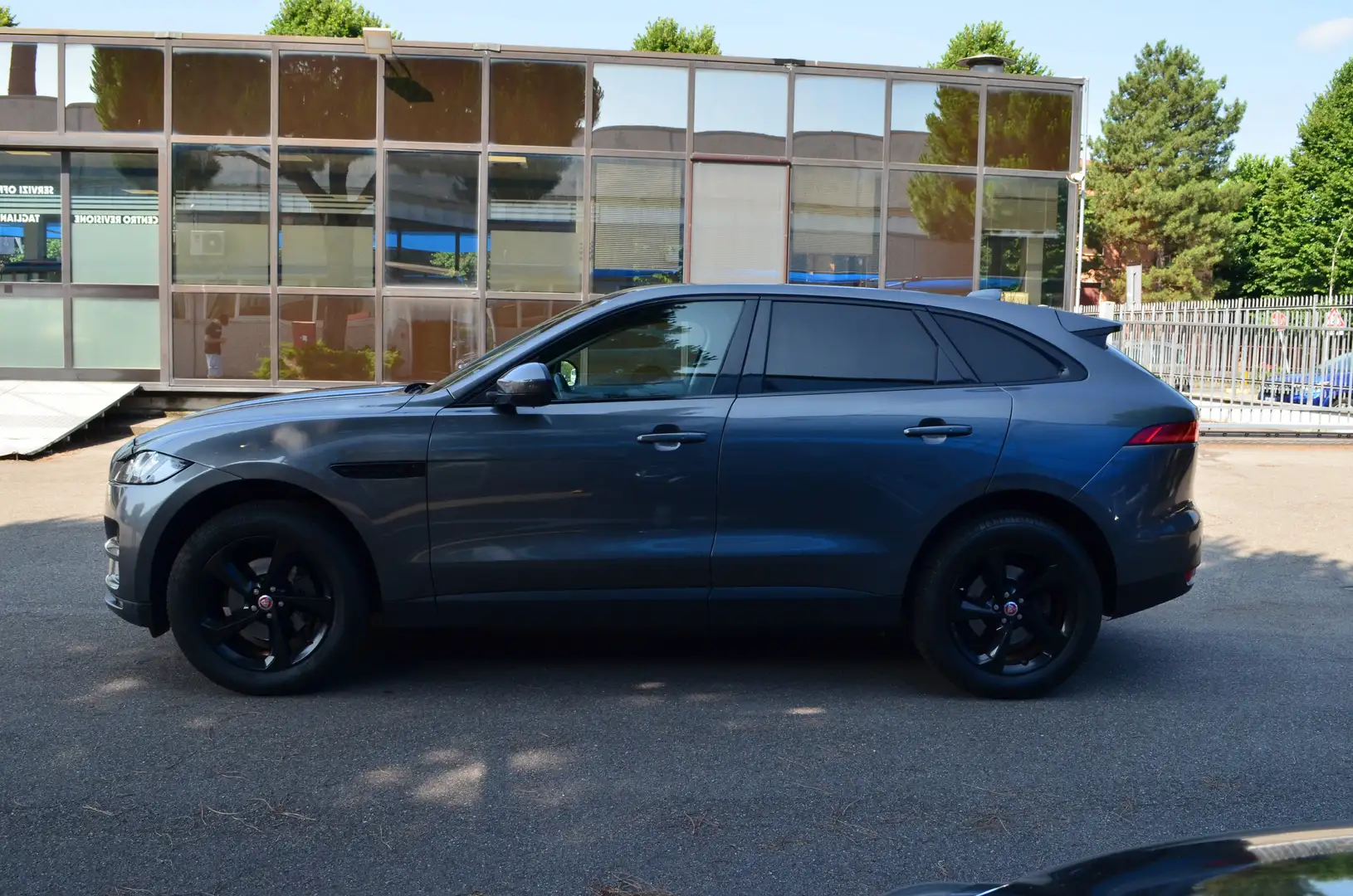 Jaguar F-Pace 2.0d Portfolio awd 180cv auto Grigio - 2