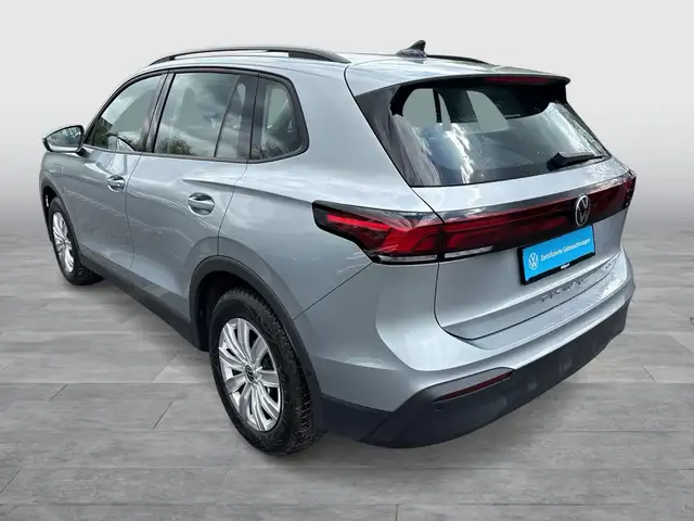Volkswagen Tiguan view 4