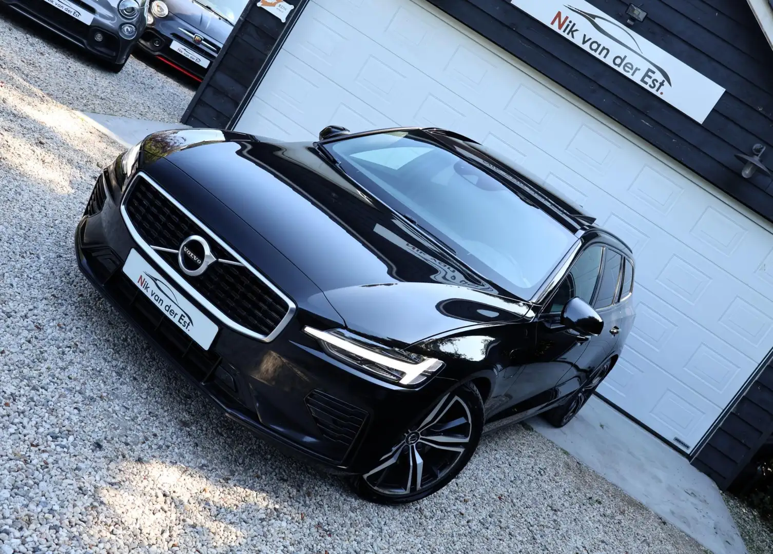 Volvo V60 2.0 T8 Twin Engine R-Design-Pano-Pilot-Trekhaak-Bl Noir - 2
