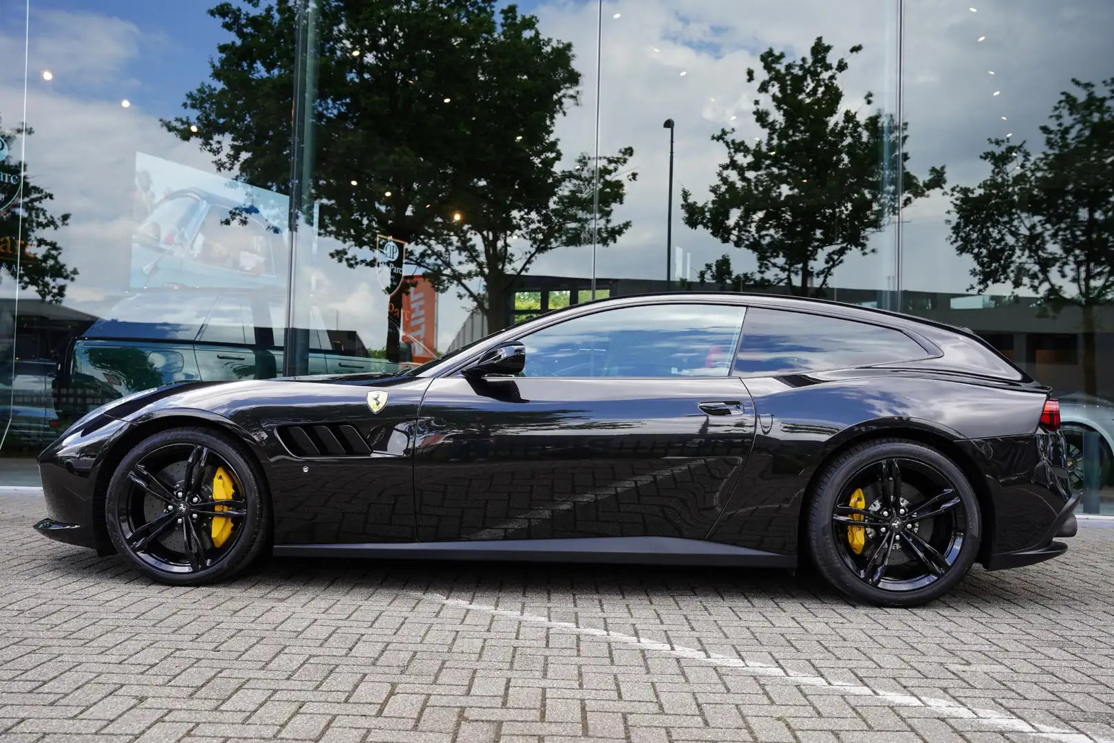 Ferrari GTC4 Lusso T 3.9 V8 / Atelier Car / Passenger Display Schwarz - 2