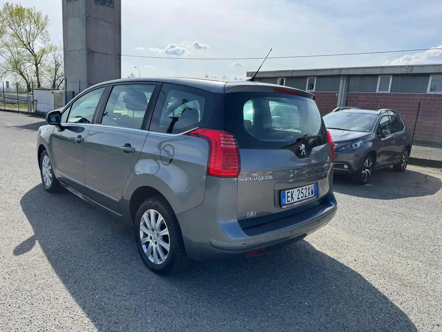 Peugeot 5008 1.6 HDi 112CV Business Gris - 2