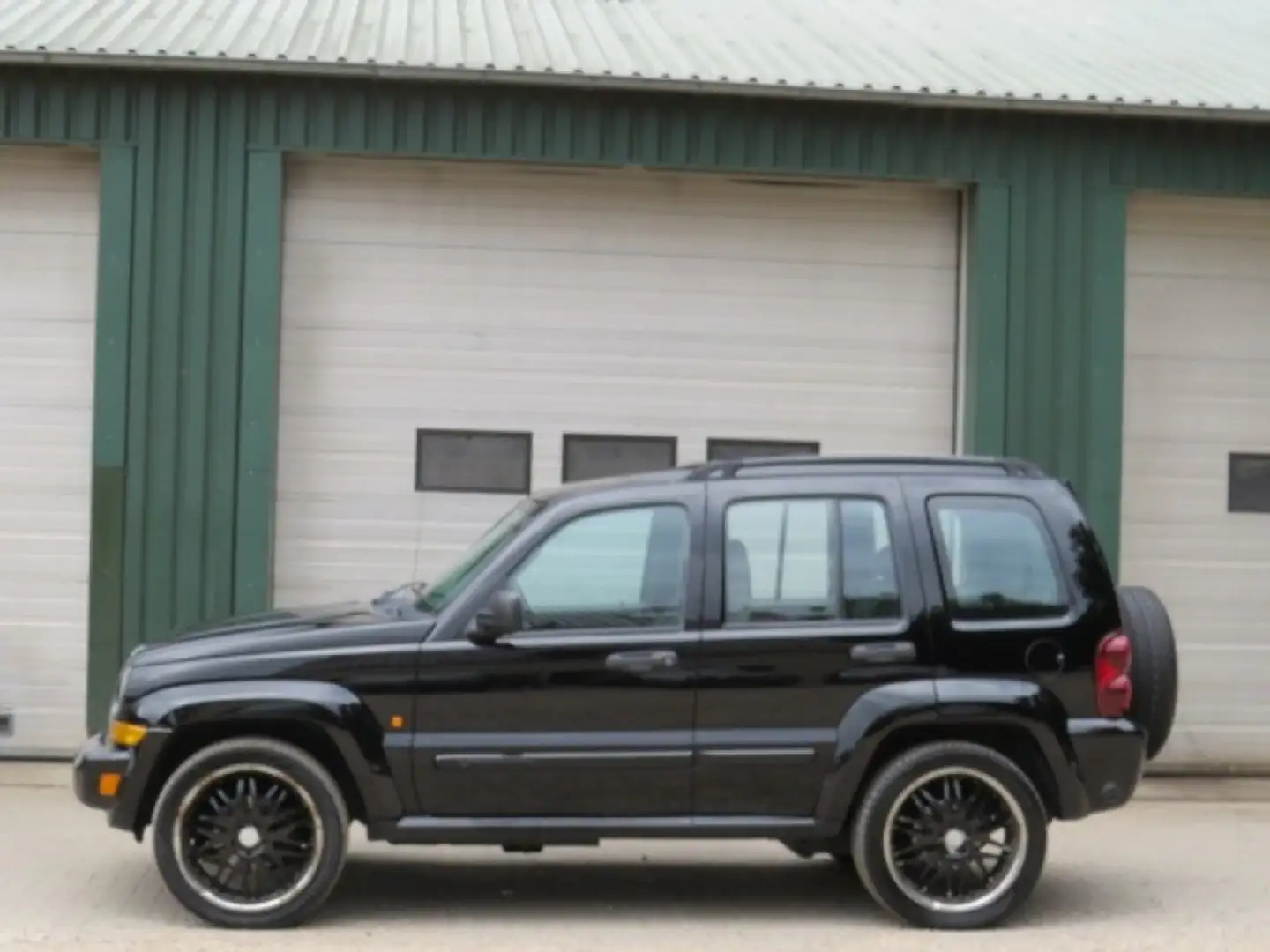 Jeep Cherokee 3.7 LIBERTY AUTOMAAT Schwarz - 1
