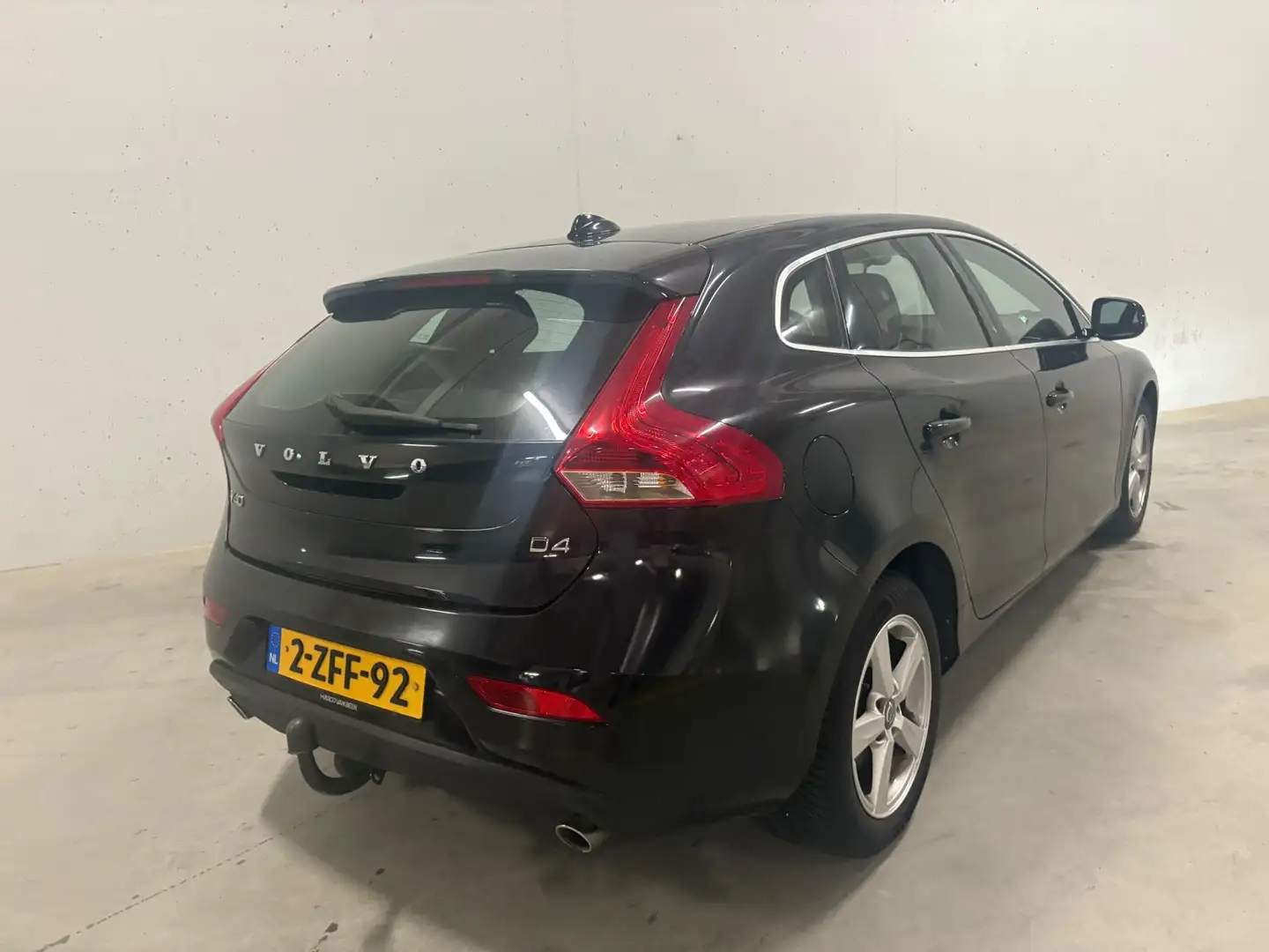 Volvo V40 2.0 D4 Summum Business Leer Navi Cruise Control Zwart - 2
