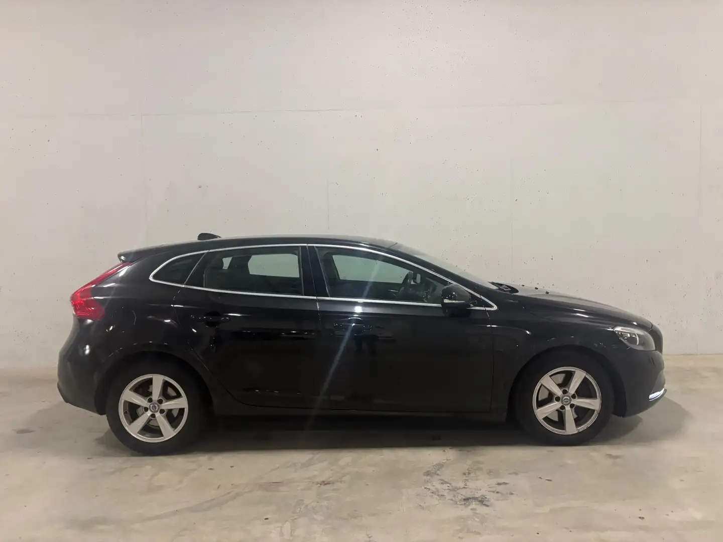 Volvo V40 2.0 D4 Summum Business Leer Navi Cruise Control Zwart - 1