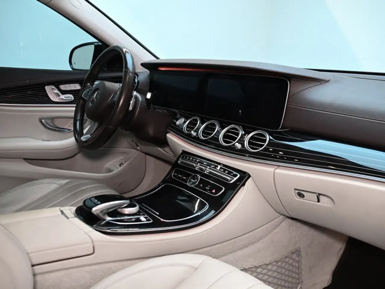 Mercedes-Benz E-Class снимка Mercedes-Benz E-Class