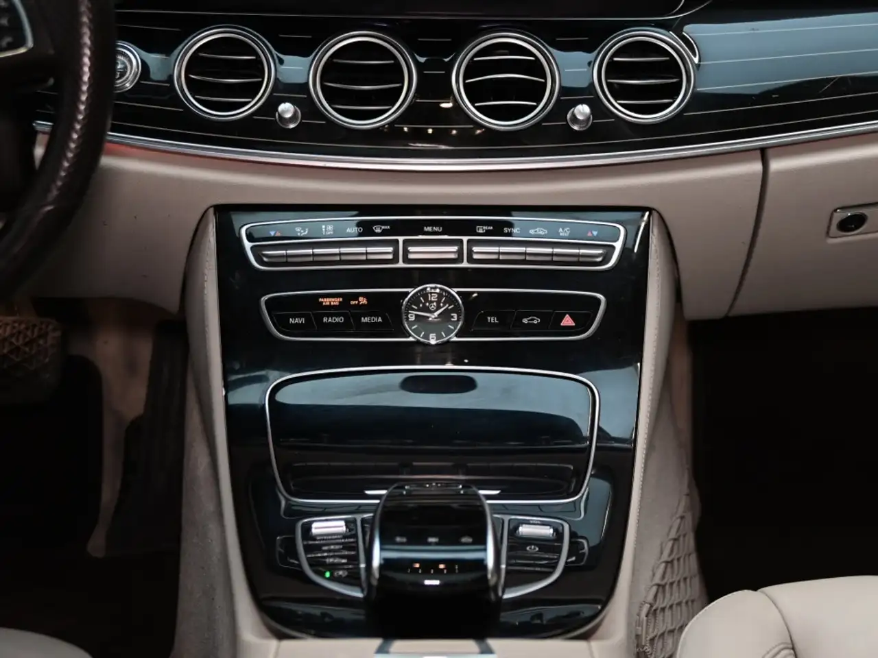 Mercedes-Benz E-Class снимка Mercedes-Benz E-Class