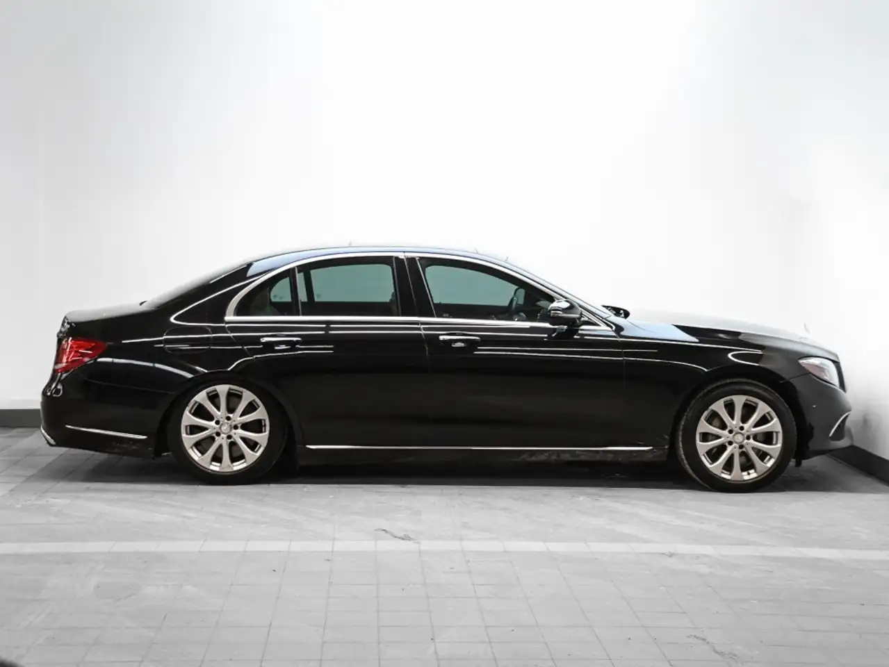 Mercedes-Benz E-Class снимка Mercedes-Benz E-Class
