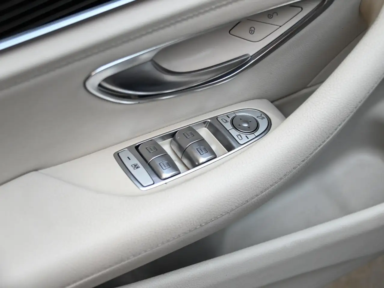 Mercedes-Benz E-Class снимка Mercedes-Benz E-Class