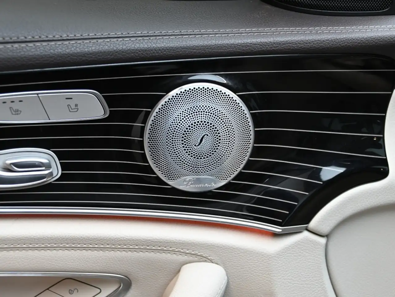 Mercedes-Benz E-Class снимка Mercedes-Benz E-Class