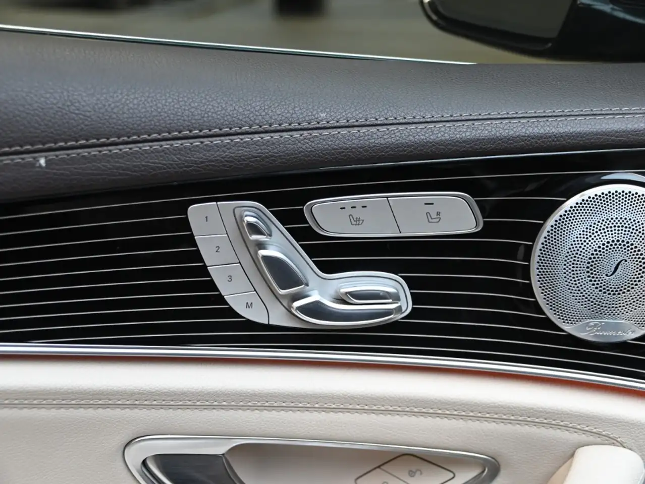 Mercedes-Benz E-Class снимка Mercedes-Benz E-Class