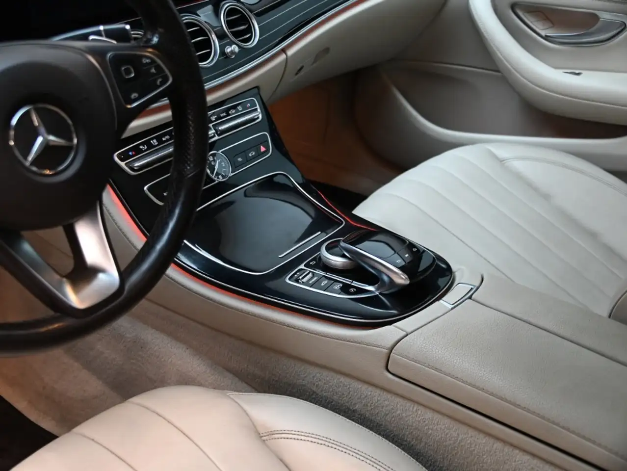 Mercedes-Benz E-Class снимка Mercedes-Benz E-Class