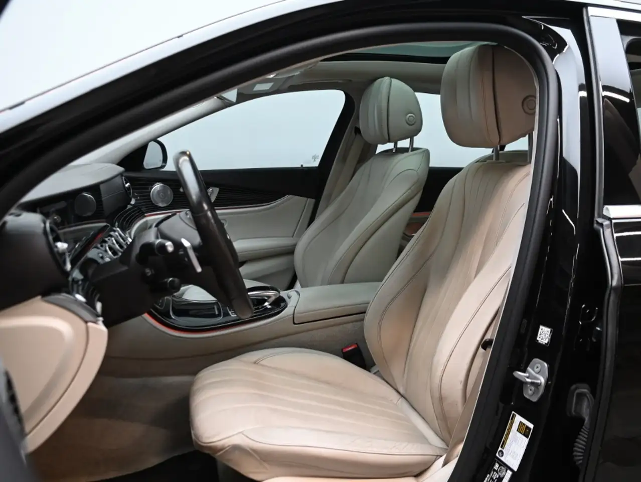 Mercedes-Benz E-Class снимка Mercedes-Benz E-Class