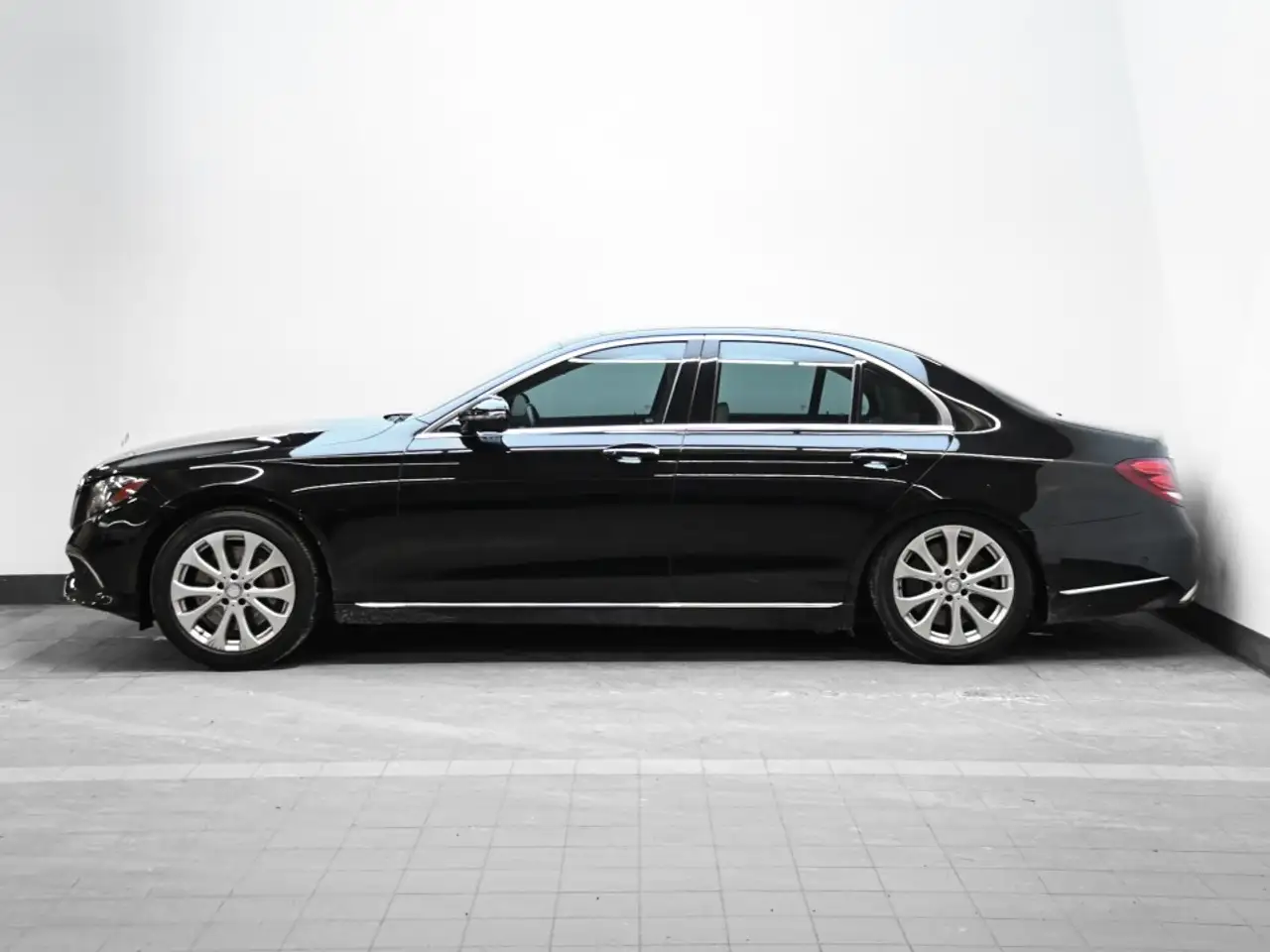 Mercedes-Benz E-Class снимка Mercedes-Benz E-Class