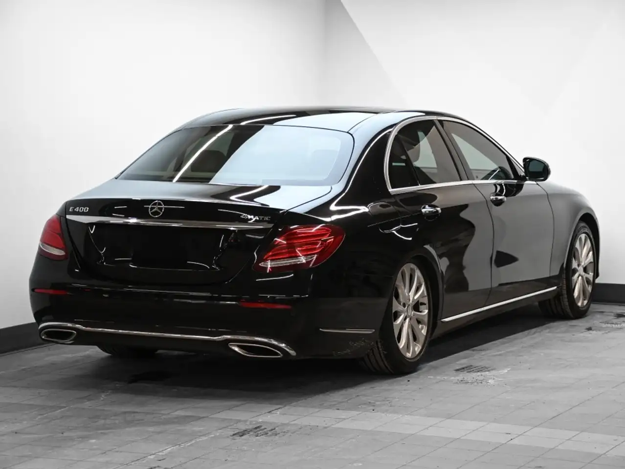 Mercedes-Benz E-Class снимка Mercedes-Benz E-Class