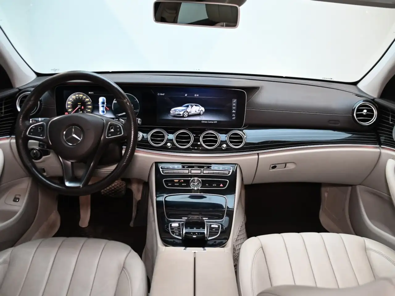 Mercedes-Benz E-Class снимка Mercedes-Benz E-Class
