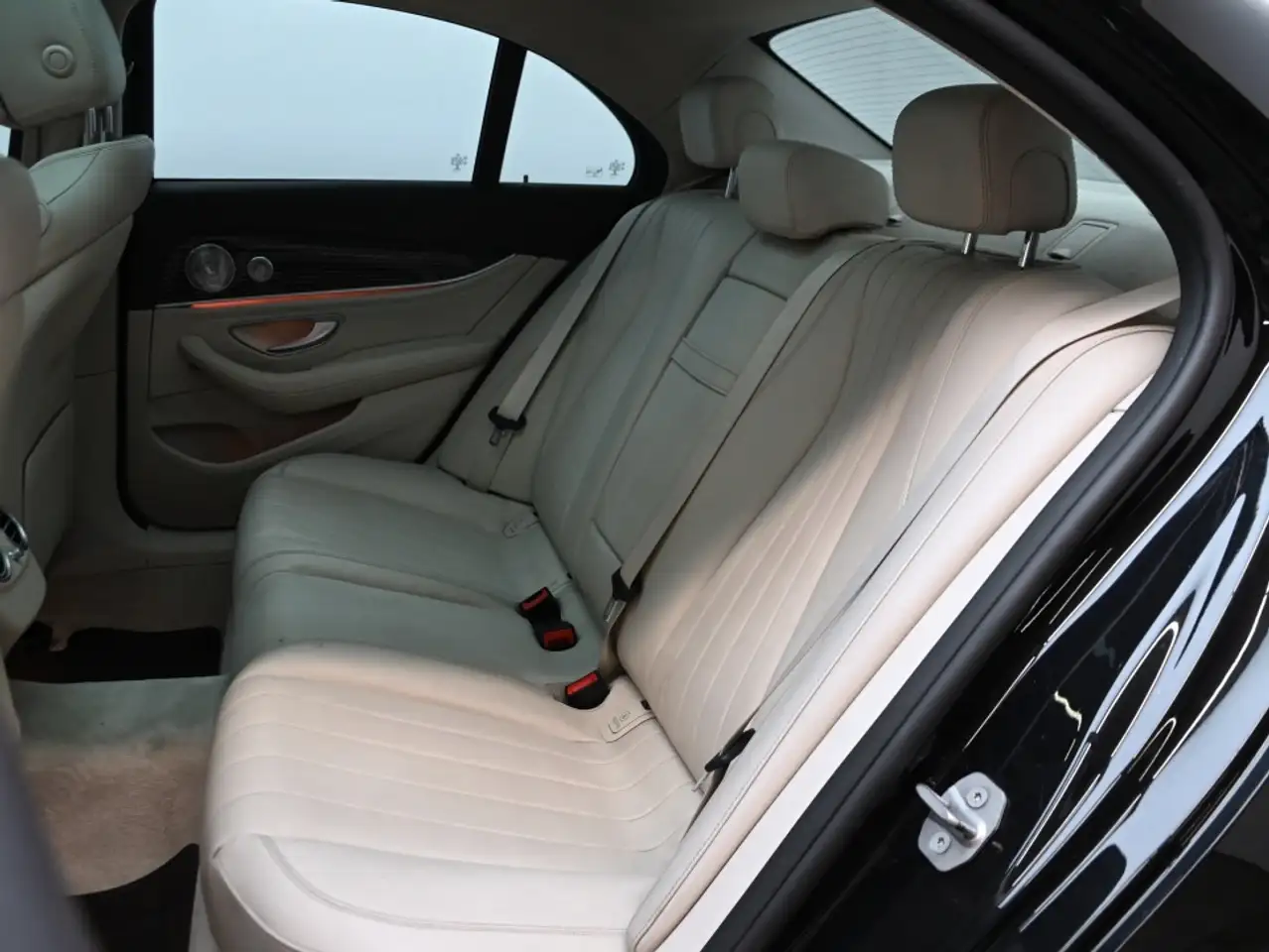 Mercedes-Benz E-Class снимка Mercedes-Benz E-Class
