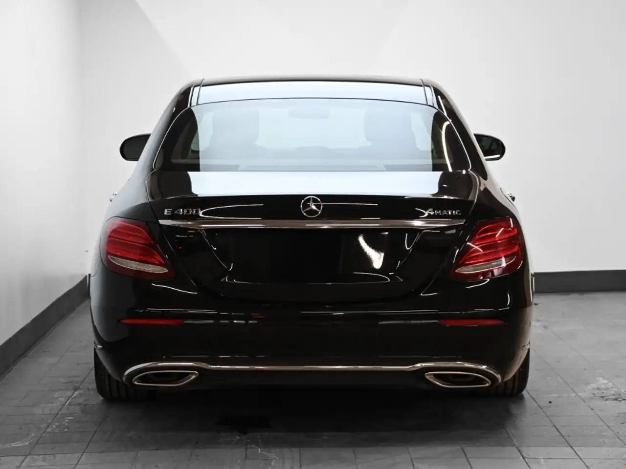 Mercedes-Benz E-Class снимка Mercedes-Benz E-Class