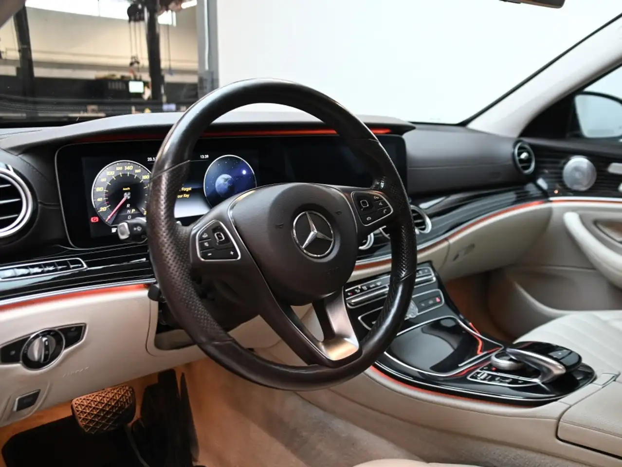 Mercedes-Benz E-Class снимка Mercedes-Benz E-Class