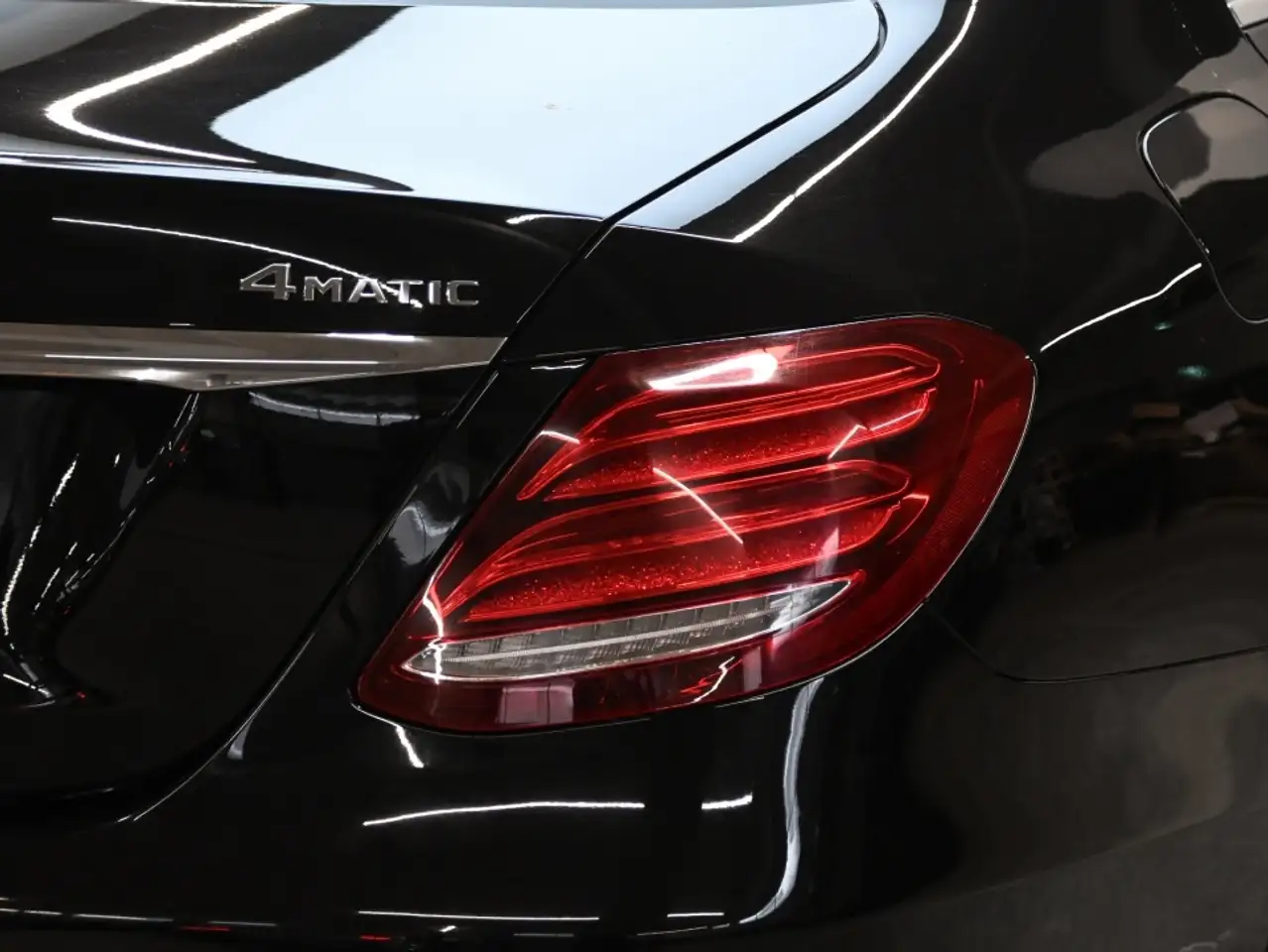 Mercedes-Benz E-Class снимка Mercedes-Benz E-Class