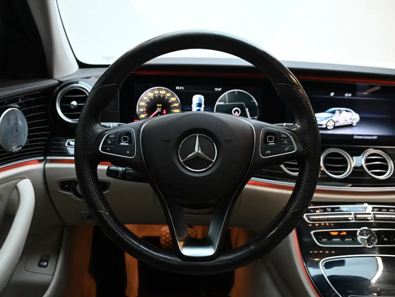 Mercedes-Benz E-Class снимка Mercedes-Benz E-Class