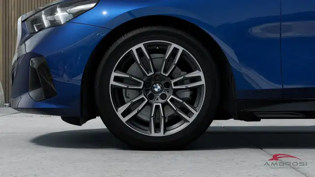BMW 5 Series view 8