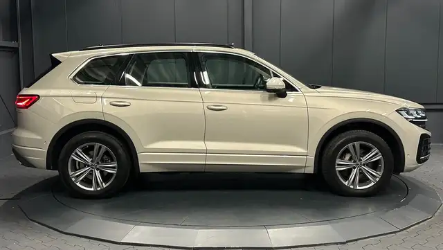 Volkswagen Touareg view 6