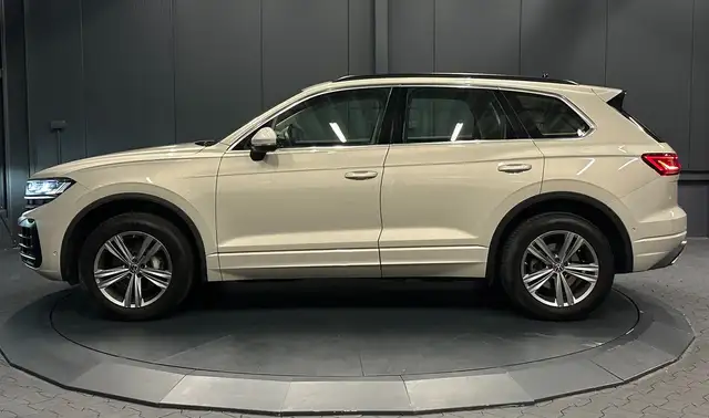 Volkswagen Touareg view 2