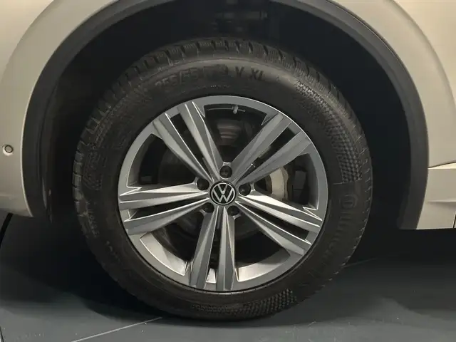 Volkswagen Touareg view 9