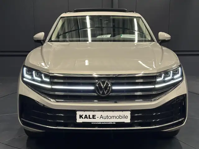 Volkswagen Touareg view 8